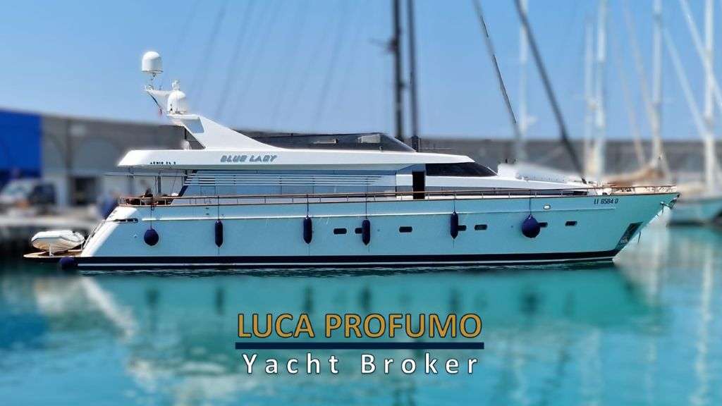 Akhir 26 S visto di lato all0ormeggio